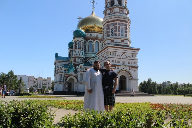 Священнослужитель предложил омичкам одеваться по принципу конфетной обертки