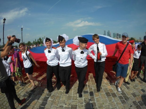 na-poklonnoy-gore-razvernuli-1000-metrovyy-flag-rossii_4